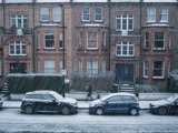 Meerdere Auto's In Een Straat Met Huizen En Veel Sneeuw