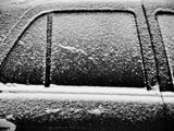 Achterruit Van Zwarte Auto Met Sneeuw En Ijs