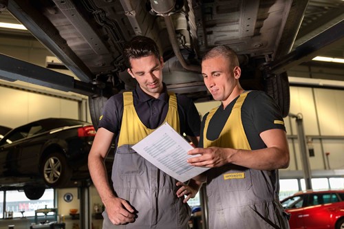 twee automonteurs aan het overleggen