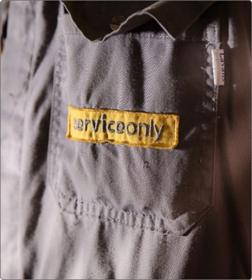 serviceonly logo op kleding