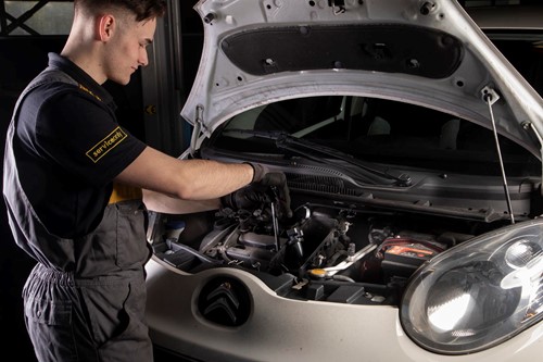 monteur bezig bij motorkap