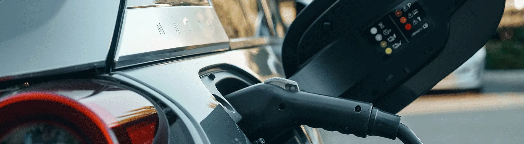 Laadstekker aangesloten op een elektrische auto