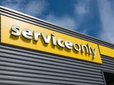 ServiceOnly logo op pand
