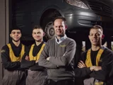 team ServiceOnly vier mannen met armen over elkaar op rij