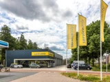 Service only gebouw met vlaggen