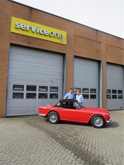 twee mensen bij old timer