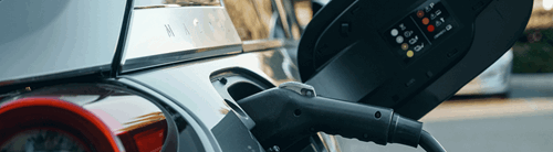 Elektrische auto aan het opladen