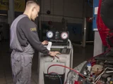 Airco check met computer door serviceonly monteur