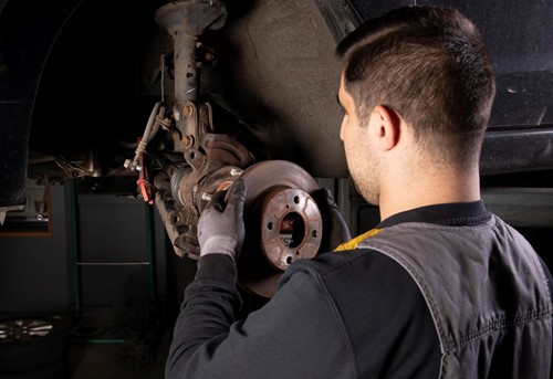 automonteur bezig met werkzaamheden