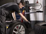 ServiceOnly monteur bezig met banden